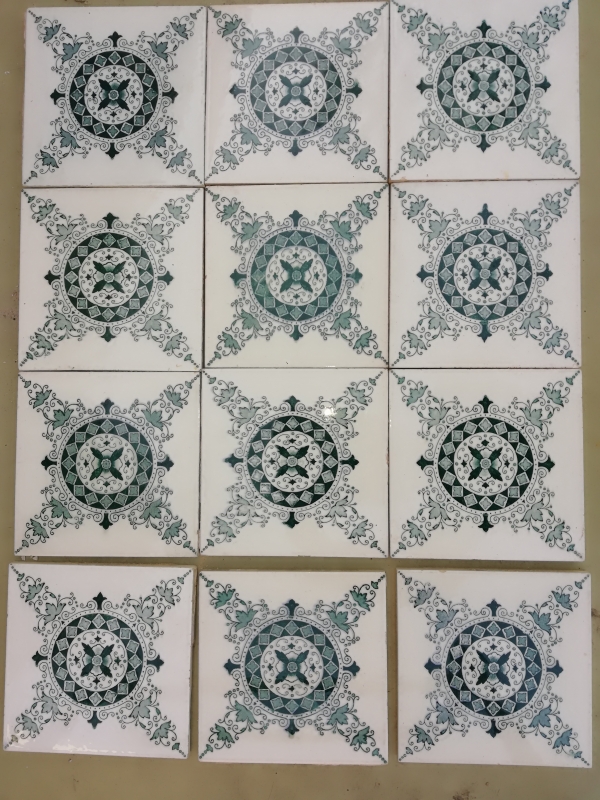 antieke tegels, antieke wandtegels, witjes, groen met witte tegels, antieke deuren