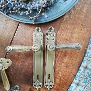 Twee sets, sierlijk bewerkte oude deurklinken, messing