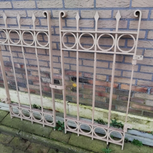 2 Antieke smeedijzeren dubbele raamhekken 110 cm hoog x 120 en 128 cm breed