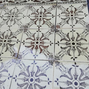 9,2m2 antieke wandtegels 12x12 zacht gele ondergrond bruin decor