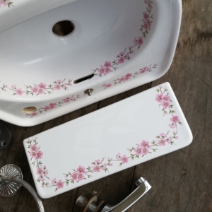 Fonteintje, planchet, kraan, handdoekhanger, roze bloemetjes