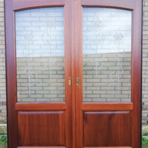 218hx186br Merantie schuifdeuren prachtig glas, incl. rails en architraven
