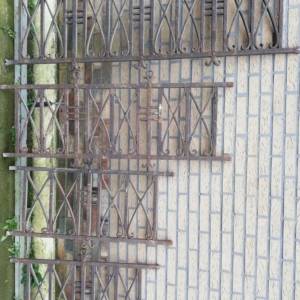 4 Zware stoere raamhekken, 168 - 136 - 103 en 95 cm lang