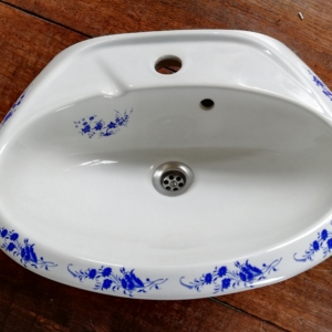 Decoratief fonteintje met kobaltblauwe bloemenrand