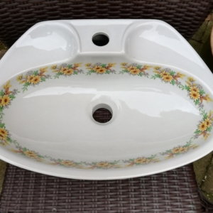 Fonteintje met gele bloemenrand, vintage