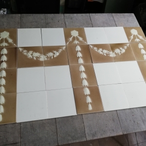 61,5hx368br Art nouveau tegelwand taupe/cremewit, tulpjes