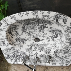 0. Grote wastafel op zuil, zwart decor jacht: paarden, honden, vogels, herten...