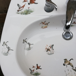 0. Franse wastafel op zuil prachtig decor van verschillende vogels
