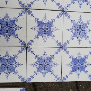 24 stuks. Antieke wandtegels wit met blauw decor 12x12cm