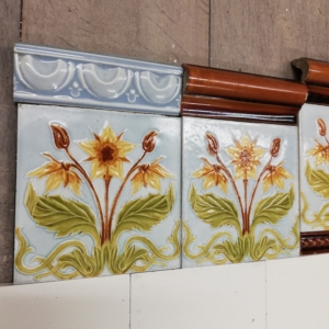 31 jugenstil tegels lichtblauwe achtergrond warmgele bloem