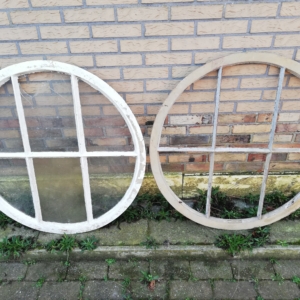 Twee identieke ronde ijzeren stalramen doorsnee 92 cm