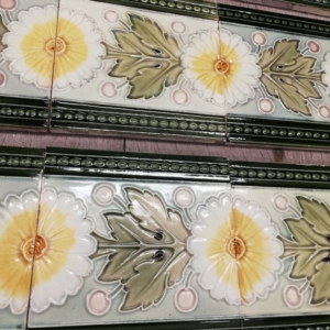 48 Art nouveau randtegels, bloemenrand mooi afgebiesd, 7,30 strekkende meter