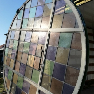 190,5 cm doorsnee. Uniek: enorm stalen raam glas in lood, met openslaand raam