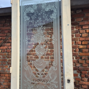 229,5hx79,5br Deur prachtig ge-etst glas (glasmaat 128,5x57)
