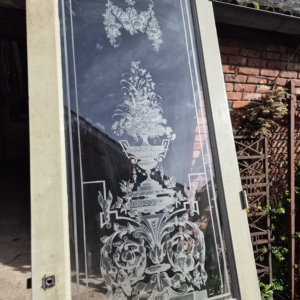 243,5hx85,5br Deur prachtig ge-etst glas (glasmaat 143x62,7)