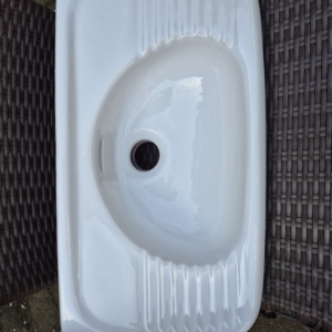 Bijzonder fonteintje met ingebouwde toiletrolhouders 46x25cm