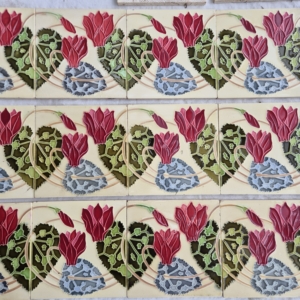 0. 16 art nouveau randtegels met rode bloem, decor in relief Gilliot Hemiksem