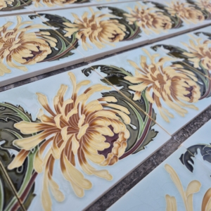 42 art nouveau wandtegels met afbeelding van gele crysant (Gilliot Hemiksem)